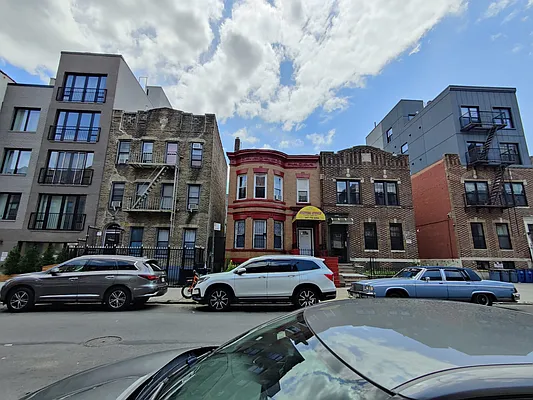 Rented by Signature Property Realty | media 2