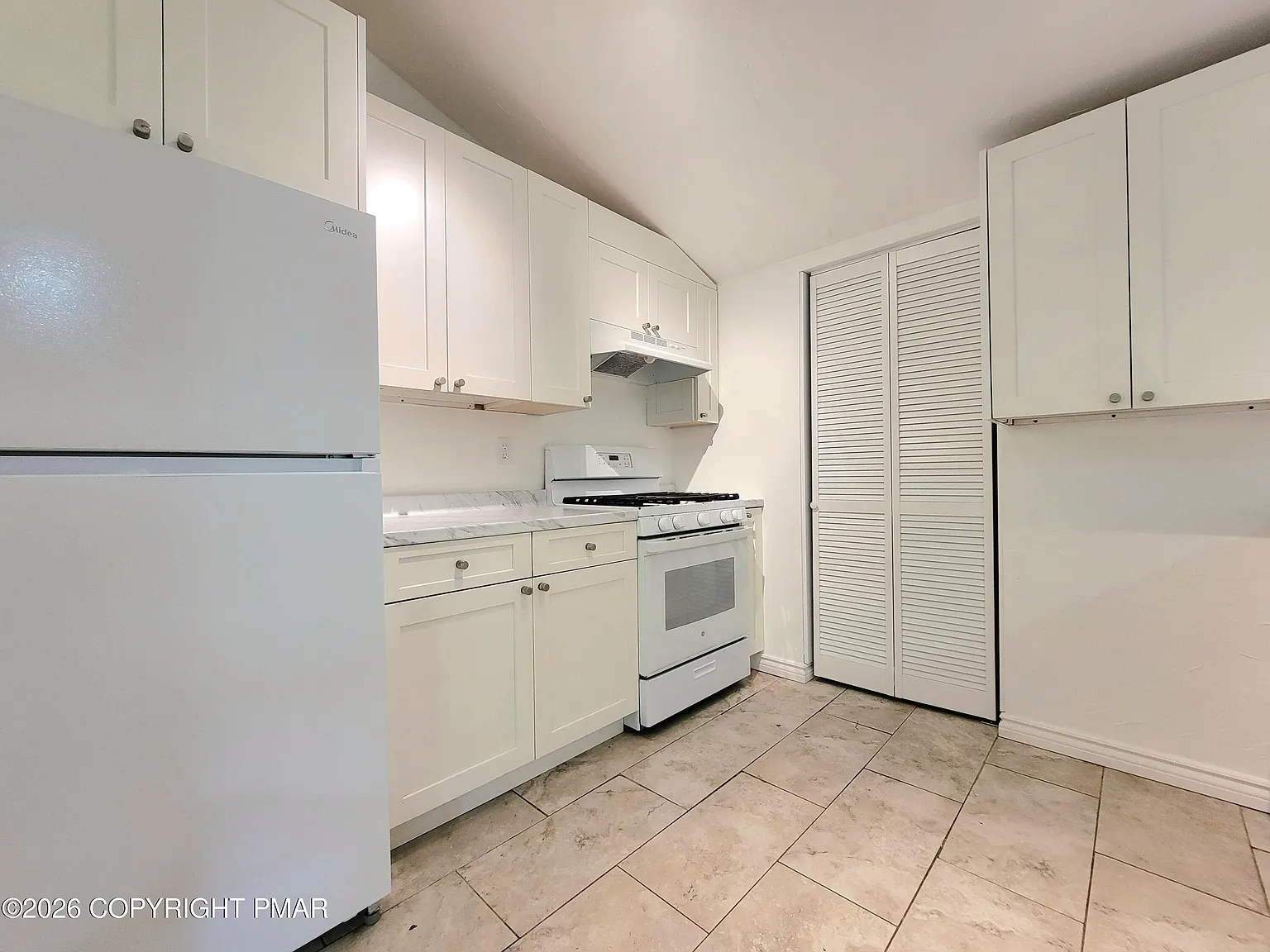 2 bed, 1.0 bath, 880 sqft, $1,300 — Photo 3