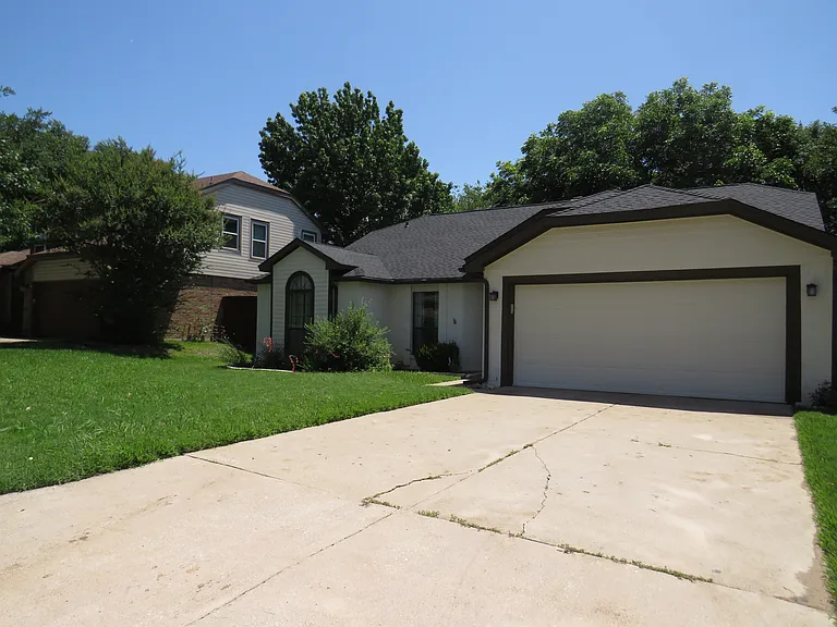 2308 Crestmeadow St — Photo 3