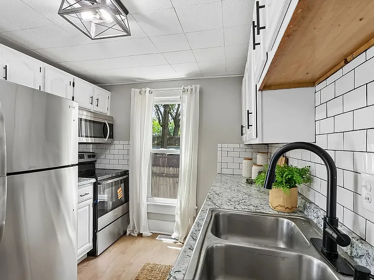 133 E North St — Photo 13