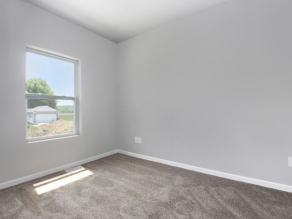 4th image of 472 E Summer Grove Dr