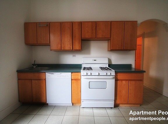 4th image of 1240 N Wolcott Ave #1