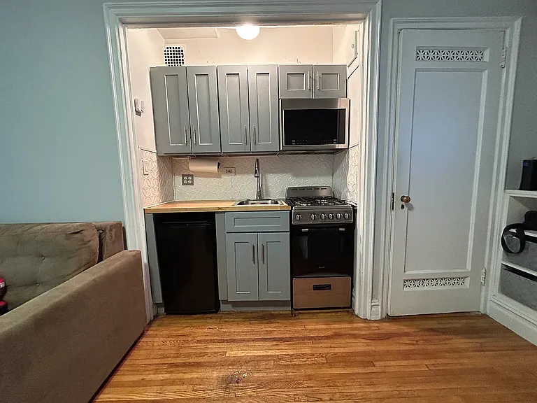 457 W 57th St #514 — Photo 4