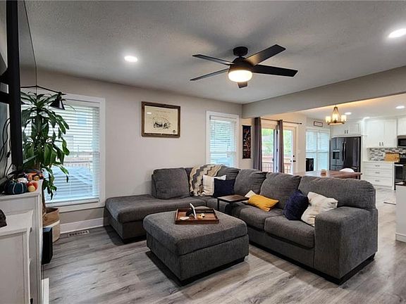 5th image of 812 Apple Blossom St