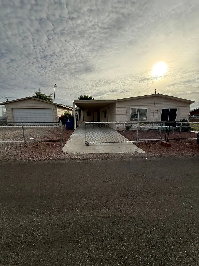 Fresh Remodeled 4 Bedroom — Photo 1