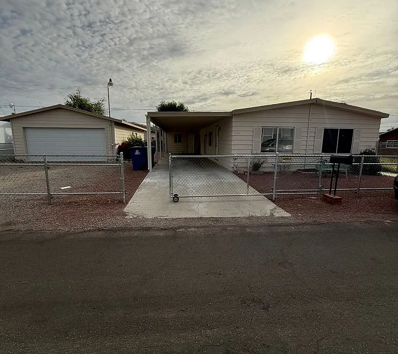 1884 Hualapai Dr