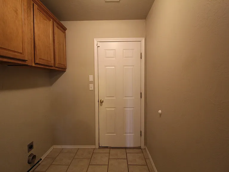 911 Lauren Ln — Photo 16