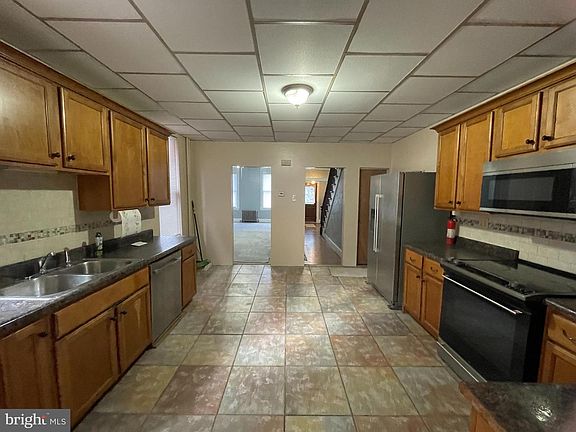 5th image of 809 W Norwegian St