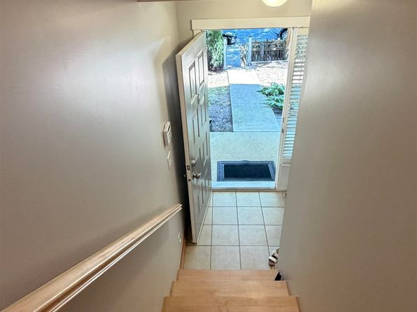 3 bedroom rental in Surrey — photo 6