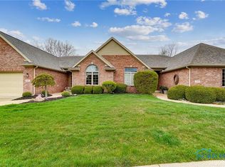 223 Willowood Cir, Bowling Green, OH 43402