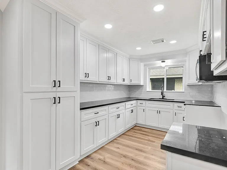 704 Teabury St — Photo 13