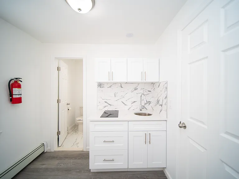 130 Jasper St — Photo 2