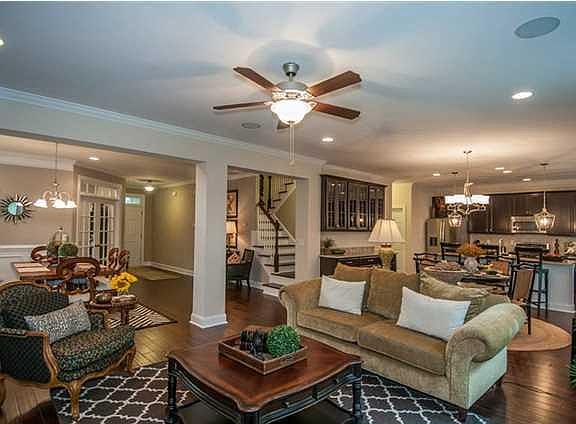 3rd image of 8512 Majestic St