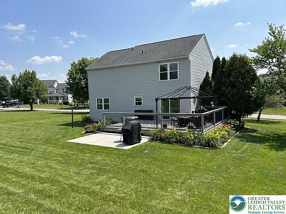 3rd image of 136 Woodview Dr