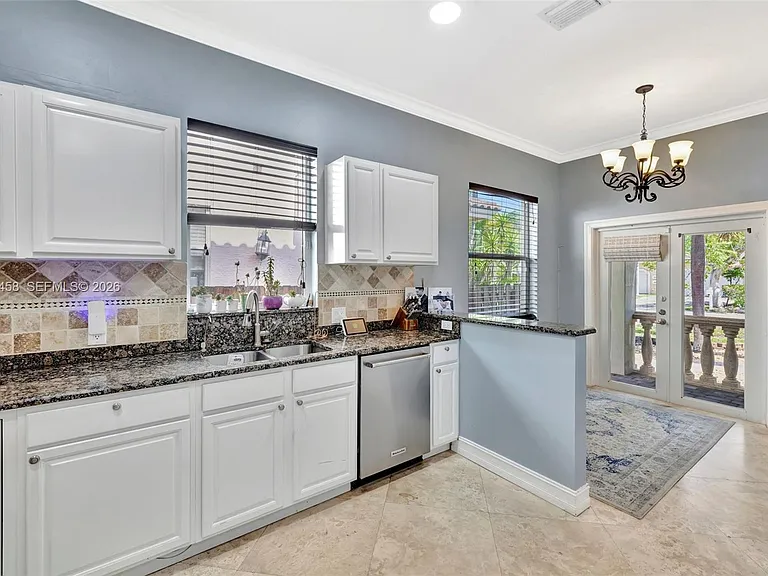 853 SW 11th Ct — Photo 16