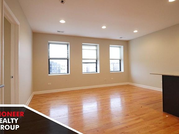 3rd image of 4759 N Maplewood Ave #4759401