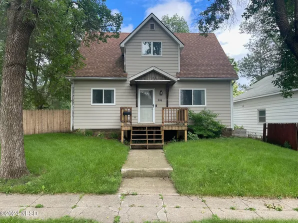 216 2nd St NE, Watertown, SD 57201
