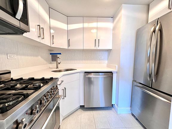 3rd image of 400 E 70th St APT 1902