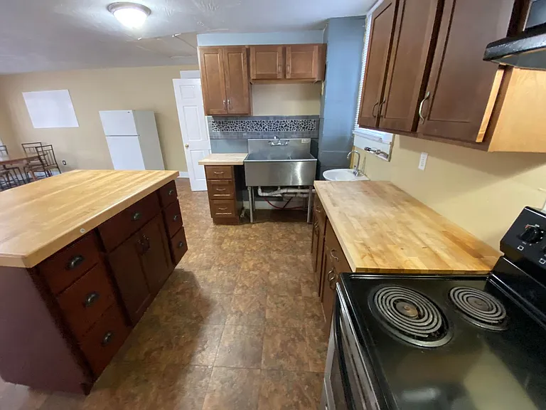 2902 E Grand St — Photo 9