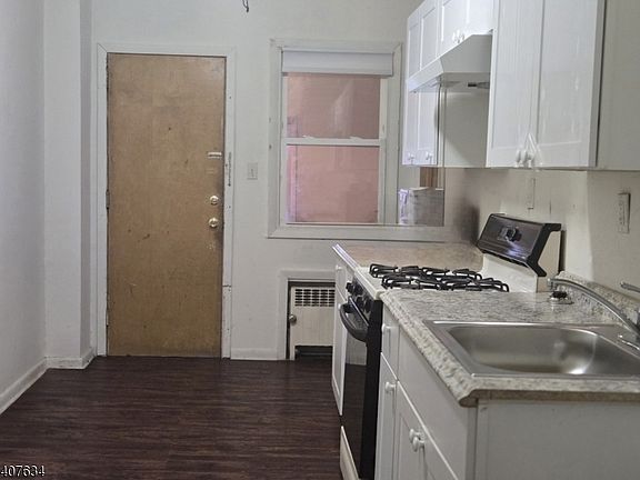 4th image of 528 Valley Brook Ave