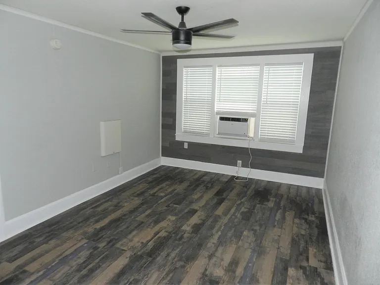 250 11th Ave NE #8 — Photo 3