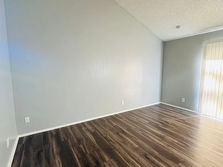 3829 Whitney Ave — Photo 18