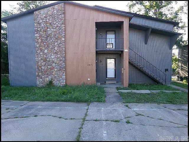 2 bed, 1.0 bath, 1056 sqft, $1,100 — Photo 2