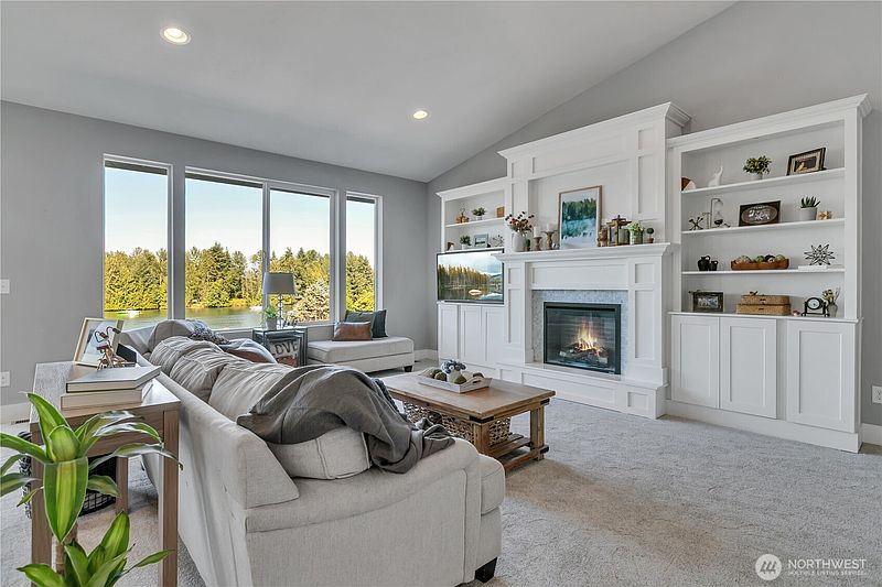 3rd image of 4705 Lakeridge Drive E