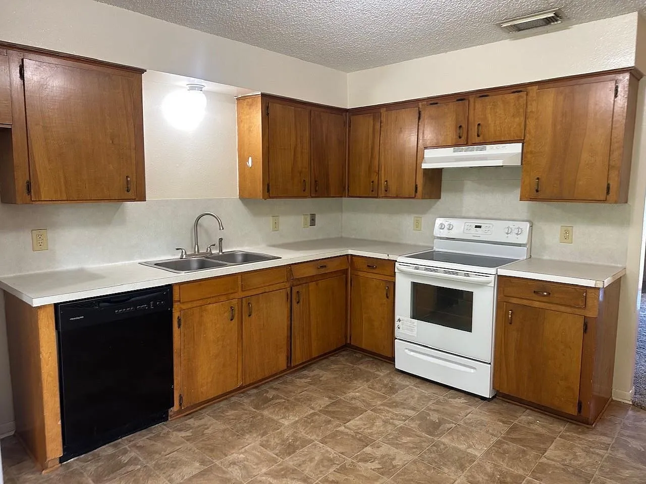 2 bed, 1.0 bath, 819 sqft, $1,100 — Photo 2