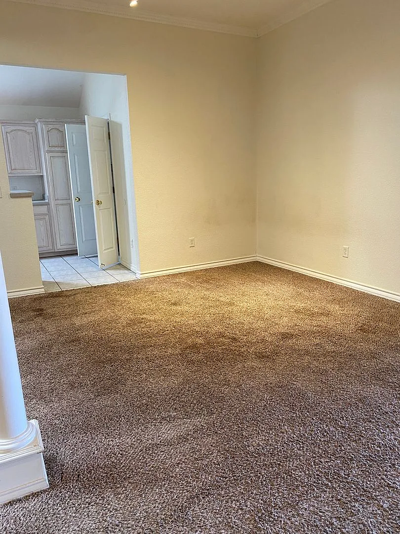 Spacious 3-Bedroom Home with Fireplace — Photo 2