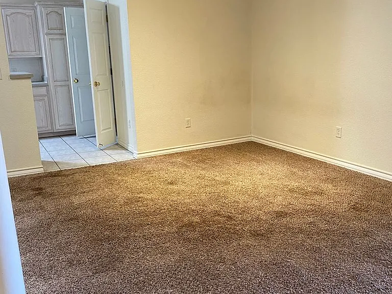 2206 Medford Ct — Photo 4