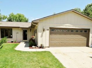 910 Manchester Ct, Hartland, WI 53029