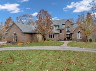 255 Woodside Ln, Oakland, MI