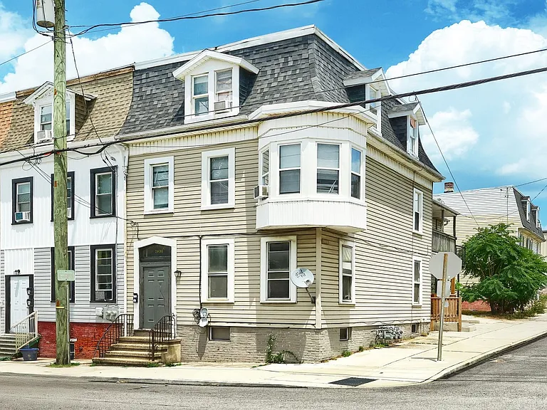 301 N Queen St — Photo 1