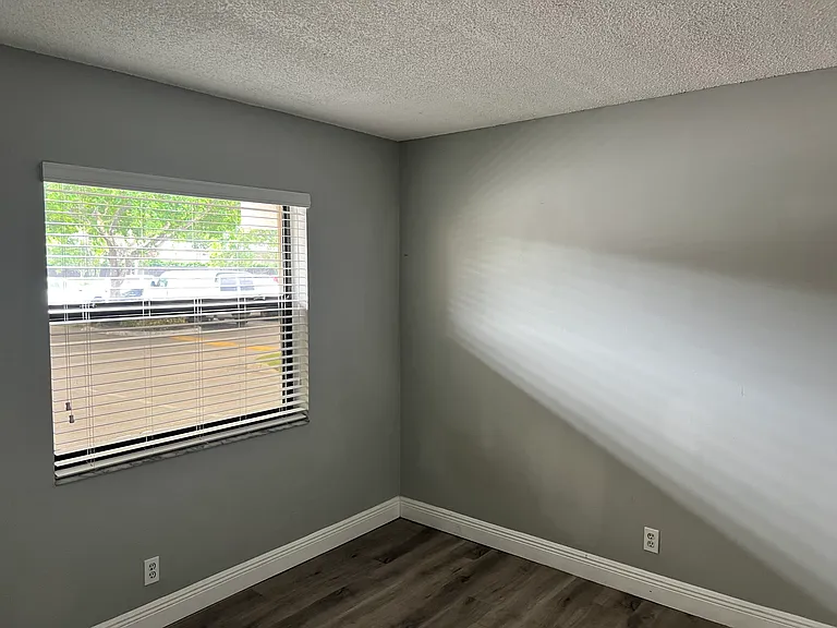 10005 Winding Lake Rd #105 — Photo 32