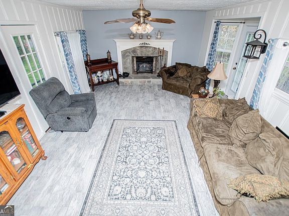 4th image of 1011 Rainey Rd