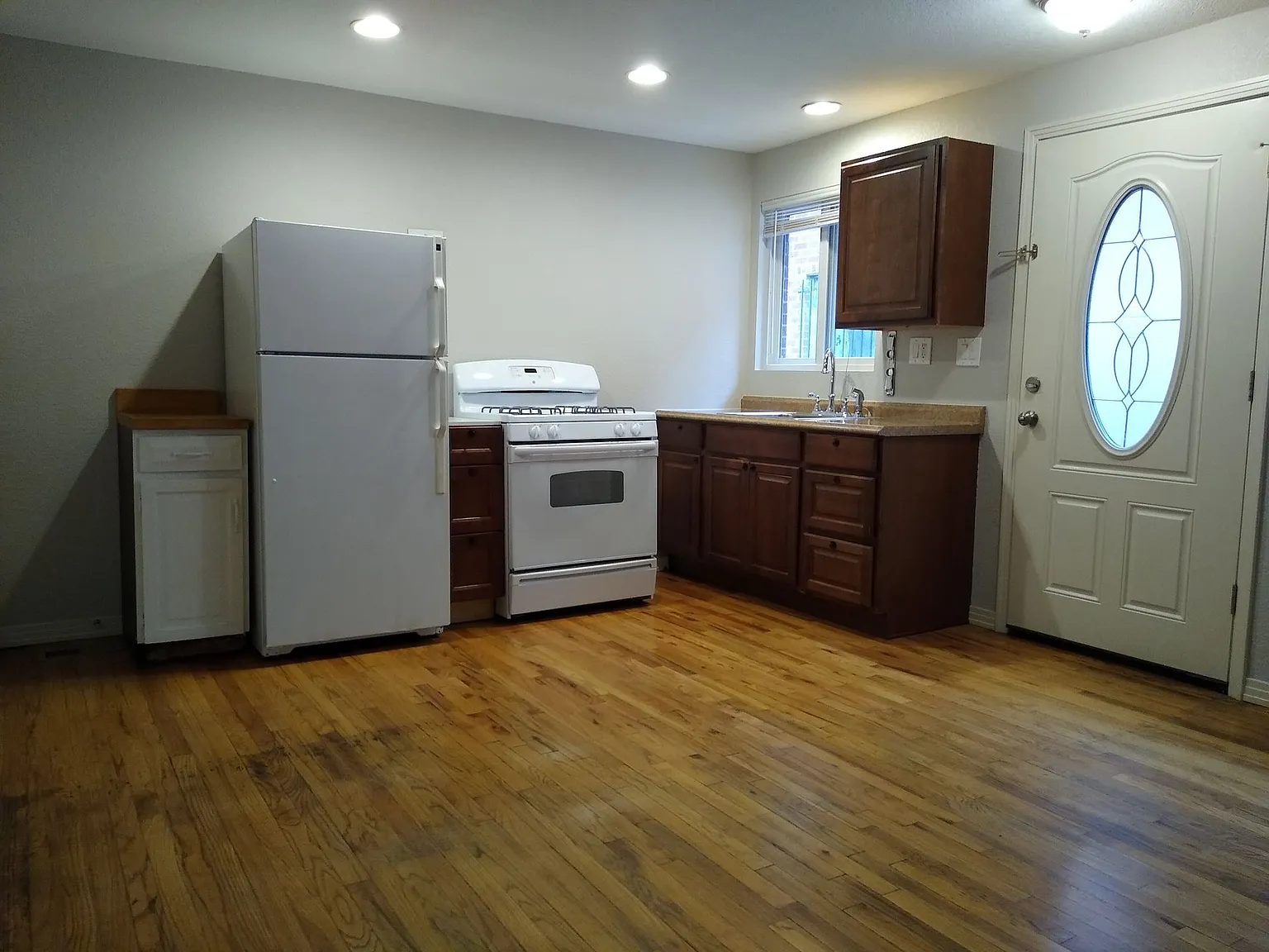 Highlands/Stadium Area Great Sized 1 Bedroom with Beautiful Hardwood Floors, Reserved Parking, Ex... — Photo 4