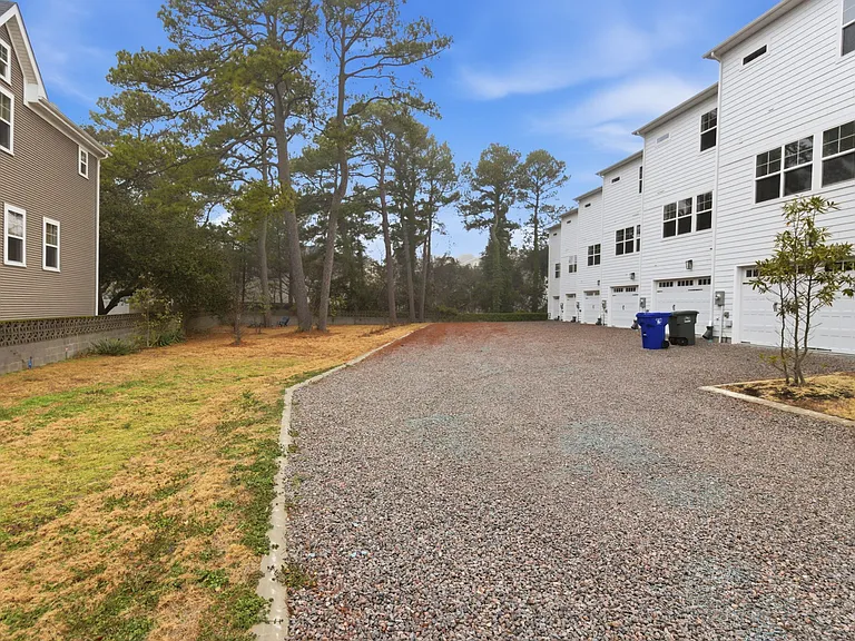 2923 Pretty Lake Ave #A — Photo 37