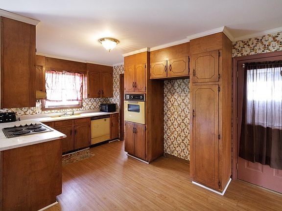 5th image of 122 Whitestone Ave