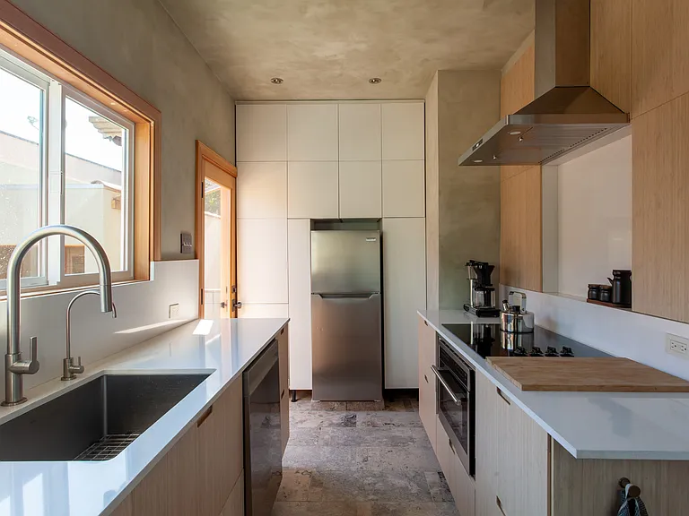 1559 N Commonwealth Ave — Photo 12