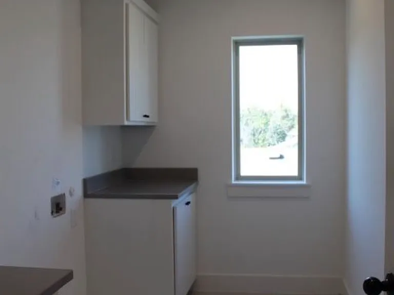 1630 E Davis Ave — Photo 2