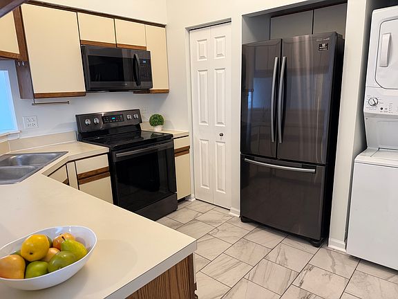3rd image of 363 Sandhurst Cir APT 3