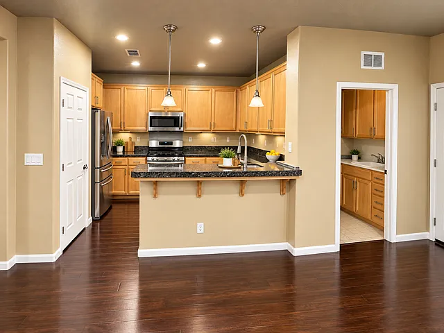 3 bed, 2.5 bath, 2136 sqft, $3,200 — Photo 4