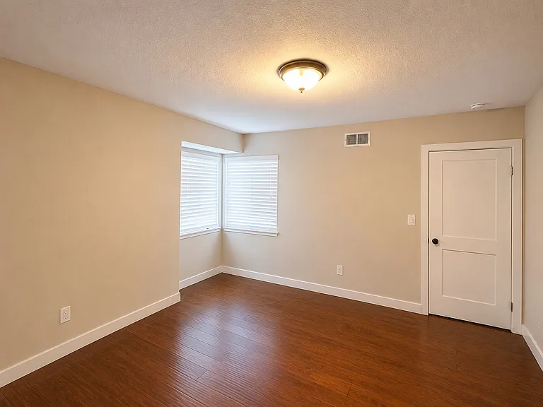 5920 Wilkinson Ave — Photo 32