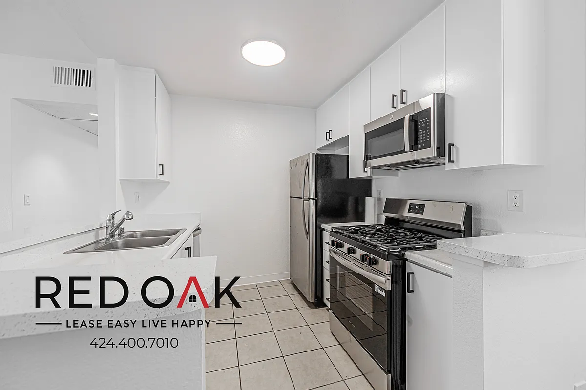 Building Photo - 7370 Hawthorn Ave #105