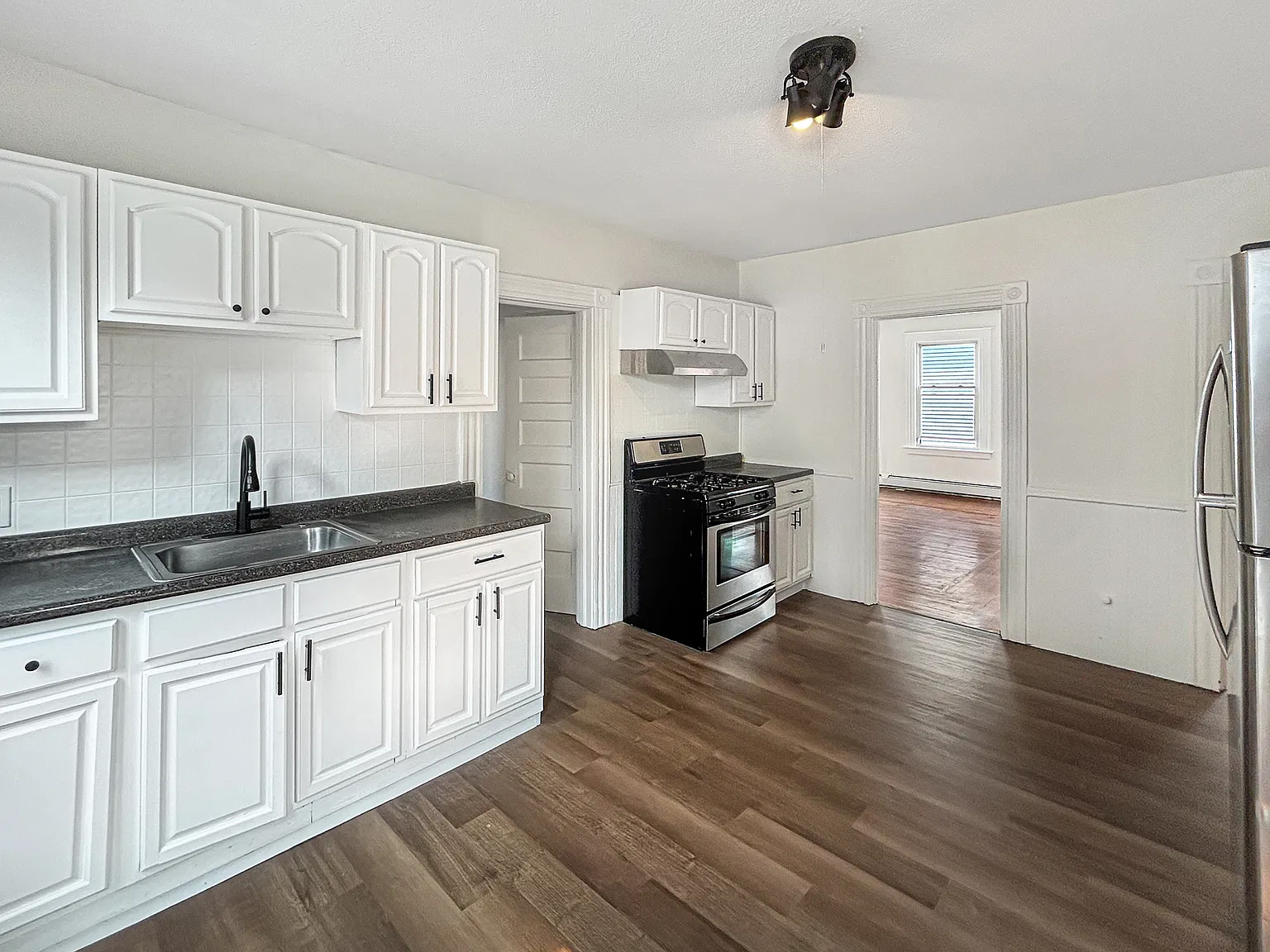 3 bed, 1100 sqft, $1,695 — Photo 2