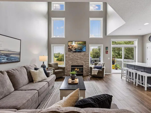 2711 Spy Glass Dr, Chaska, MN 55318