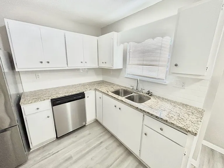 4304 Chalet Cir NW — Photo 7
