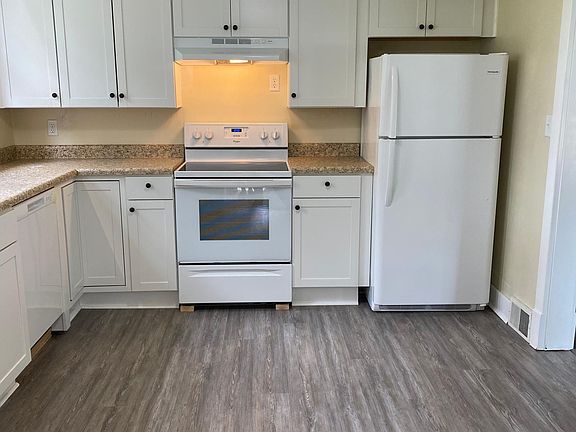 Kitchen w ref and stove