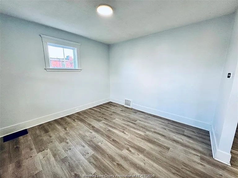 531 Langlois Ave — Photo 8